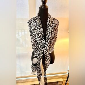 🆕Black & white lightweight pashmina/wrap/scarf in leopardy print 🖤🤍🐆 NWOT